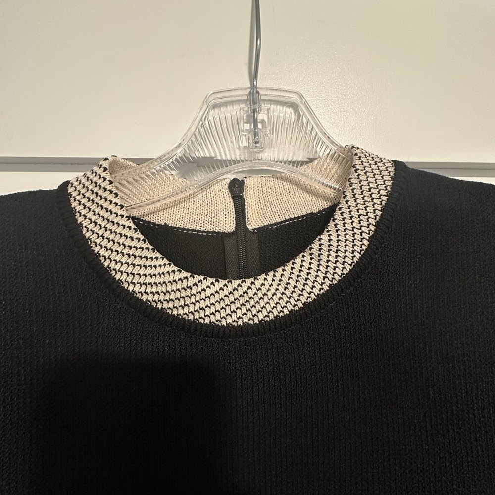 St. John Sleeveless Mock Neck, Black/Cream Top, Size Large - Picture 5 of 8
